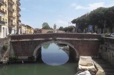 Kanalerna i Livorno är fina att strosa efter