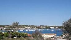 Många båtar i bukten utanför Porto Kheli Många båtar i bukten utanför Porto Kheli