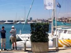 Lasse visar de stora båtarna i Valencias inre hamn