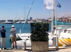 Lasse visar de stora båtarna i Valencias inre hamn
