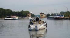 Sportboot Bluesette gegen Schleuse Sportboot Bluesette gegen Schleuse