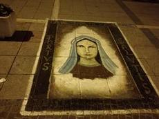 Madonna på trottoaren utanför kyrkan