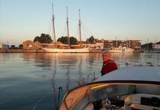 Tidig morgon i väntan på slussning i Port Saint Louis