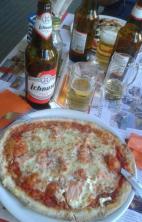 Pizza med lax - och Ichnusa - lokalt öl