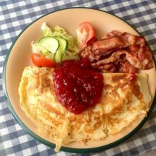 Äkta äggakaka med bacon och lingonsylt