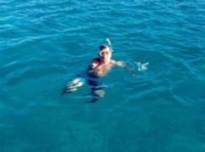 Min cyklopprydde bror i turkosblått vatten