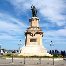 Bakom statyn syns Balco del Mediterrani