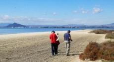 Promenad i strandkanten vid Mar Menor