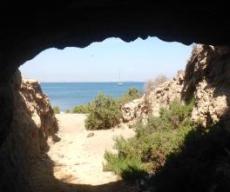 Utsikt från an av grottorna på Isla Perdiguela