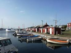 Röda stugor i hamn