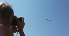 Lasse fotograferar vattenbombplanen