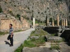 Delphi: pelarna och grunden de står på utgör ruinerna av Apollons tempel