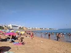 Folkfyllt på stranden i Albufeira