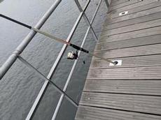 Färdiga hål på broarna för fiskespön i Porto