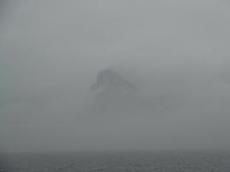 Gibraltarklippan dyker upp i dimman