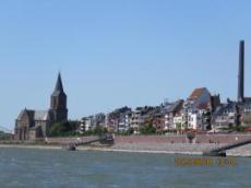 Staden Rees i kanten av floden Rehn