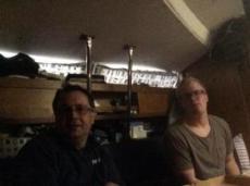 Isak visar mig hur en selfie pinne fungerar